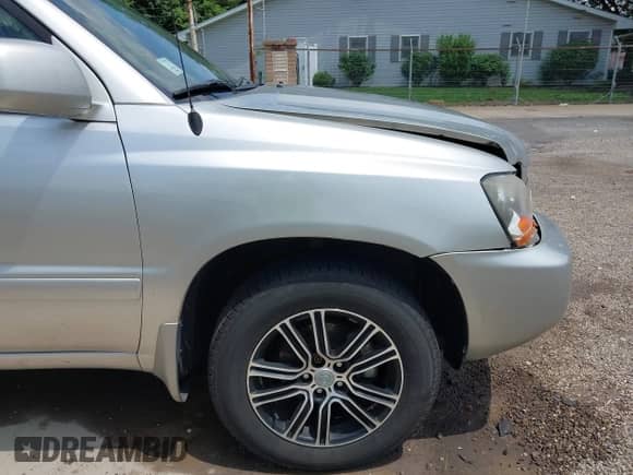 2006 Toyota Highlander z VIN JTEGD21AX60139594, wystawiony jako IAAI lot #42473393 z przebiegiem 210 409 mil mil oraz . Historia ofert i sprzedaży dostępna na DreamBid. Obrazek 17.