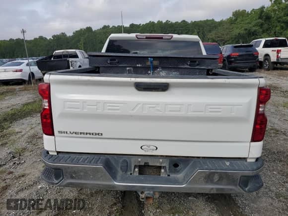 2022 Chevrolet Silverado 1500 Work Truck z VIN 1GCPDAEK9NZ538458, wystawiony jako Copart lot #62331385 z przebiegiem 128 289 mil mil oraz Szkoda całkowita • Salvage title. Historia ofert i sprzedaży dostępna na DreamBid. Obrazek 6.