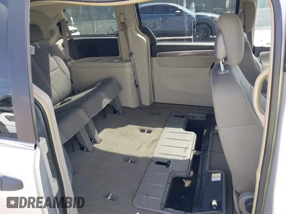 ✅ 2010 Volkswagen Routan S • VIN: 2V4RW4D18AR407108 • Лот: 41776057. Опубликован ранее на IAAI с пробегом 230 328 миль. Бесплатный доступ к архиву аукционных продаж из США и подробный отчёт об истории автомобиля на DreamBid. Изображение 8.