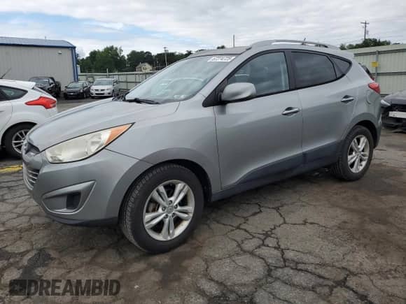 2011 Hyundai Tucson GLS z VIN KM8JUCAC6BU286477, wystawiony jako Copart lot #67274725 z przebiegiem 132 556 mil mil oraz Czysty tytuł • Clean title. Historia ofert i sprzedaży dostępna na DreamBid. Obrazek 1.