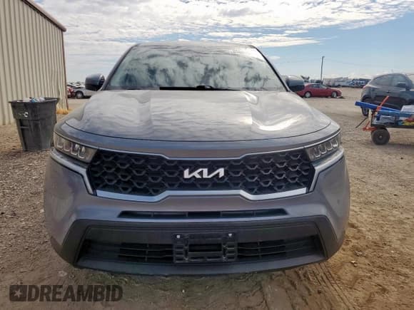 ✅ 2022 Kia Sorento LX • VIN: 5XYRG4LC4NG074748 • Lot: 85584695. Wystawiony na Copart z przebiegiem 73 892 mil. Bezpłatny archiwum sprzedaży aukcyjnych z USA i szczegółowy raport historii pojazdu na DreamBid. Zdjęcie 5.