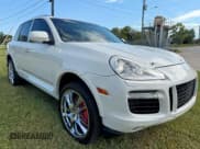✅ 2008 Porsche Cayenne Turbo • VIN: WP1AC29P38LA94293 • Lot: 91946145. Wystawiony na Copart z przebiegiem 153 723 mil. Bezpłatny archiwum sprzedaży aukcyjnych z USA i szczegółowy raport historii pojazdu na DreamBid. Zdjęcie 1.