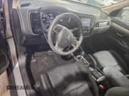 ✅ 2018 Mitsubishi Outlander ES • VIN: JA4AZ3A35JJ005611 • Lot: 95221315. Wystawiony na Copart z przebiegiem 108 392 mil. Bezpłatny archiwum sprzedaży aukcyjnych z USA i szczegółowy raport historii pojazdu na DreamBid. Zdjęcie 8.