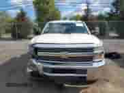 2017 Chevrolet Silverado 2500HD Work Truck z VIN 1GC2KUEG0HZ371764, wystawiony jako IAAI lot #43099863 z przebiegiem 137 667 mil mil oraz . Historia ofert i sprzedaży dostępna na DreamBid. Obrazek 12.