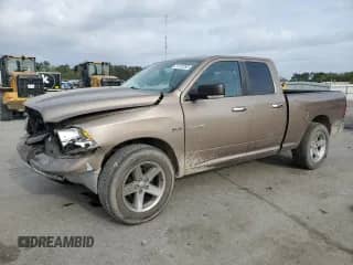 2010 Dodge 1500 Laramie z VIN 1D7RV1GT0AS183037, wystawiony jako Copart lot #51222285 z przebiegiem 214 355 mil mil oraz Szkoda całkowita • Salvage title. Historia ofert i sprzedaży dostępna na DreamBid. Obrazek 1.
