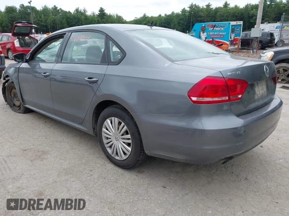 ✅ 2014 Volkswagen Passat S • VIN: 1VWAT7A37EC109457 • Lot: 42688998. Wystawiony na IAAI z przebiegiem 139 187 mil. Bezpłatny archiwum sprzedaży aukcyjnych z USA i szczegółowy raport historii pojazdu na DreamBid. Zdjęcie 3.