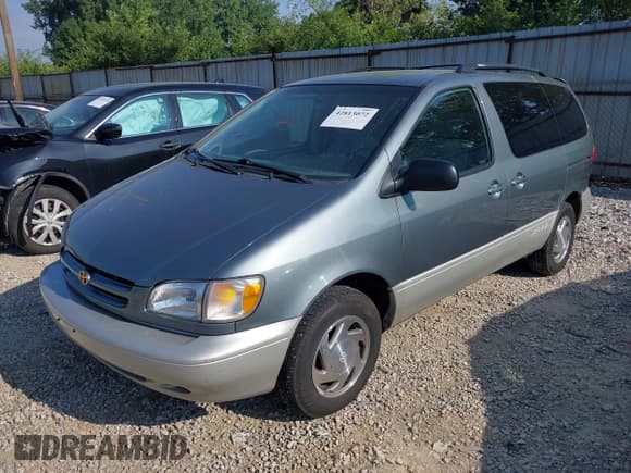 ✅ 1998 Toyota Sienna LE • VIN: 4T3ZF13C8WU038677 • Lot: 42813072. Listed on IAAI with 262,588 mi. Free auction sales archive from the USA and detailed vehicle history report at DreamBid. Image 2.
