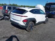 ✅ 2025 Hyundai Kona SEL • VIN: KM8HBCAB4SU342475 • Лот: 43162499. Опубликован ранее на IAAI с пробегом 5 128 миль. Бесплатный доступ к архиву аукционных продаж из США и подробный отчёт об истории автомобиля на DreamBid. Изображение 4.