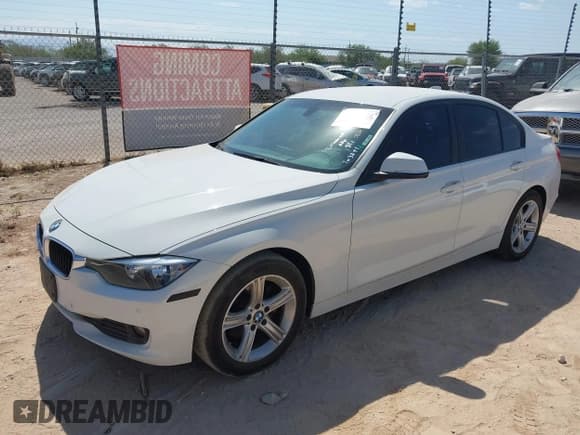 ✅ 2015 BMW 3 Series 320i • VIN: WBA3B1G58FNT03891 • Lot: 42910924. Wystawiony na IAAI z przebiegiem 109 510 mil. Bezpłatny archiwum sprzedaży aukcyjnych z USA i szczegółowy raport historii pojazdu na DreamBid. Zdjęcie 2.