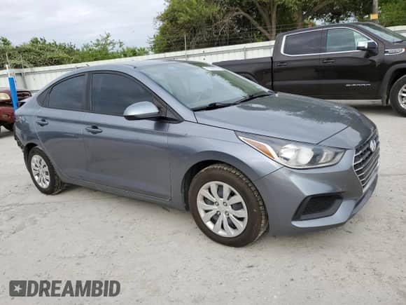 ✅ 2020 Hyundai Accent SE • VIN: 3KPC24A67LE112937 • Lot: 70508744. Wystawiony na Copart z przebiegiem 73 252 mil mil. Skorzystaj z bezpłatnego archiwum sprzedaży aukcyjnych z USA i zobacz szczegółowy raport historii pojazdu na DreamBid. Zdjęcie 4.