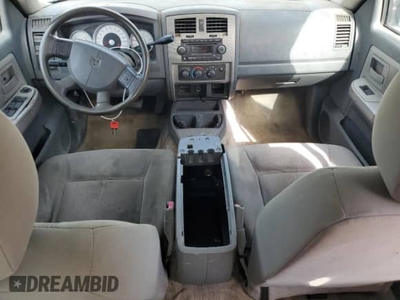 2006 Dodge Dakota SLT z VIN 1D7HE48KX6S576070, wystawiony jako Copart lot #57799605 z przebiegiem 236 035 mil mil oraz Szkoda całkowita • Salvage title. Historia ofert i sprzedaży dostępna na DreamBid. Obrazek 8.