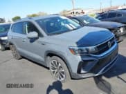 ✅ 2024 Volkswagen Taos SE • VIN: 3VVEX7B20RM026036 • Lot: 43571592. Wystawiony na IAAI z przebiegiem 39 023 mil. Bezpłatny archiwum sprzedaży aukcyjnych z USA i szczegółowy raport historii pojazdu na DreamBid. Zdjęcie 1.