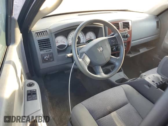 2005 Dodge Dakota SLT z VIN 1D7HW42N75S269518, wystawiony jako Copart lot #71501904 z przebiegiem 105 673 mil mil oraz Czysty tytuł • Clean title. Historia ofert i sprzedaży dostępna na DreamBid. Obrazek 8.