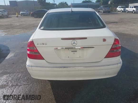 ✅ 2006 Mercedes-Benz E 350 • VIN: WDBUF56J76A876417 • Lot: 43306830. Wystawiony na IAAI z przebiegiem 173 091 mil. Bezpłatny archiwum sprzedaży aukcyjnych z USA i szczegółowy raport historii pojazdu na DreamBid. Zdjęcie 6.