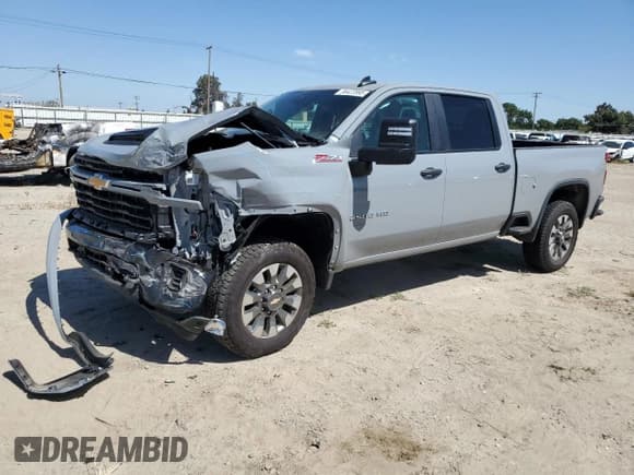 ✅ 2025 Chevrolet Silverado 2500HD Custom • VIN: 2GC4KME7XS1122705 • Lot: 56422895. Wystawiony na Copart z przebiegiem 7 276 mil. Bezpłatny archiwum sprzedaży aukcyjnych z USA i szczegółowy raport historii pojazdu na DreamBid. Zdjęcie 1.