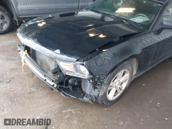 ✅ 2012 Ford Mustang Premium • VIN: 1ZVBP8AM8C5258081 • Lot: 42605779. Wystawiony na IAAI z przebiegiem 116 916 mil. Bezpłatny archiwum sprzedaży aukcyjnych z USA i szczegółowy raport historii pojazdu na DreamBid. Zdjęcie 6.