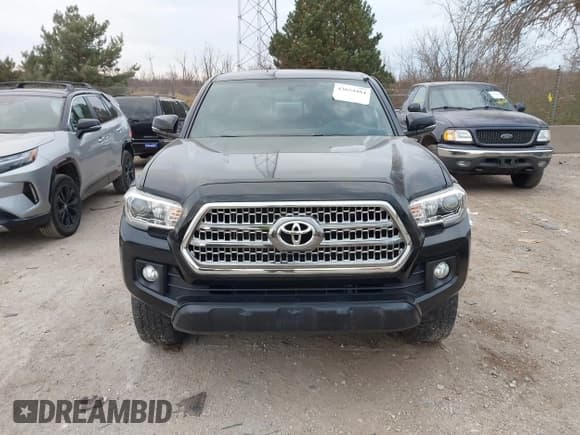 ✅ 2017 Toyota Tacoma SR5 • VIN: 5TFCZ5AN5HX112287 • Lot: 43654484. Listed on IAAI with 69,600 mi. Free auction sales archive from the USA and detailed vehicle history report at DreamBid. Image 12.