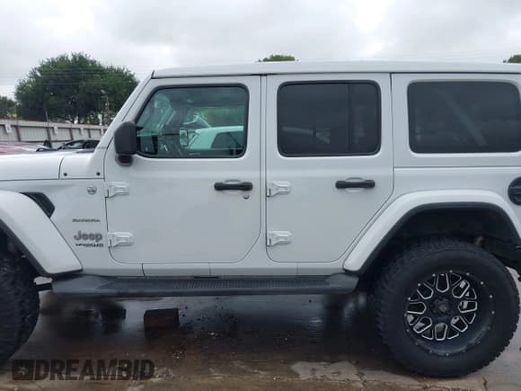 ✅ 2019 Jeep Wrangler Unlimited Sahara • VIN: 1C4HJXENXKW547676 • Lot: 42475926. Listed on IAAI with 130,952 mi. Free auction sales archive from the USA and detailed vehicle history report at DreamBid. Image 14.