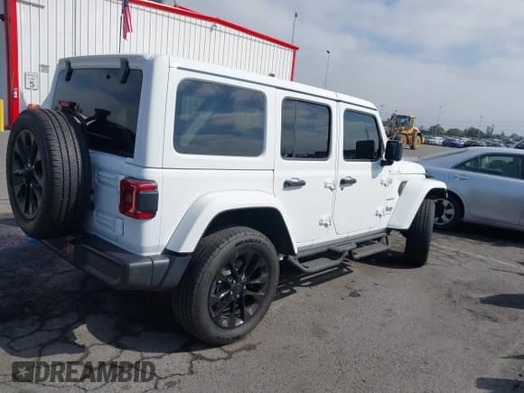 ✅ 2024 Jeep Wrangler Sahara • VIN: 1C4RJXP62RW255492 • Lot: 43407205. Listed on IAAI with 15,649 mi. Free auction sales archive from the USA and detailed vehicle history report at DreamBid. Image 4.