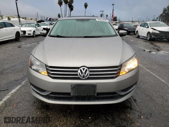 ✅ 2014 Volkswagen Passat SE • VIN: 1VWBS7A3XEC037595 • Лот: 93054845. Опубликован ранее на Copart с пробегом 96 910 миль. Бесплатный доступ к архиву аукционных продаж из США и подробный отчёт об истории автомобиля на DreamBid. Изображение 5.