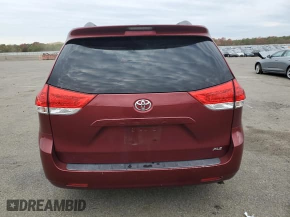 ✅ 2011 Toyota Sienna XLE • VIN: 5TDYK3DC8BS136489 • Лот: 85425445. Опубликован ранее на Copart с пробегом 211 178 миль. Бесплатный доступ к архиву аукционных продаж из США и подробный отчёт об истории автомобиля на DreamBid. Изображение 6.