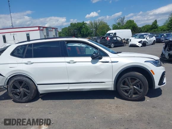 ✅ 2024 Volkswagen Tiguan SE R-Line Black • VIN: 3VV8B7AX6RM058451 • Lot: 42562255. Wystawiony na IAAI z przebiegiem 14 890 mil. Bezpłatny archiwum sprzedaży aukcyjnych z USA i szczegółowy raport historii pojazdu na DreamBid. Zdjęcie 12.