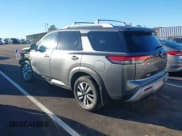 ✅ 2023 Nissan Pathfinder SL • VIN: 5N1DR3CCXPC217851 • Lot: 43588865. Wystawiony na IAAI z przebiegiem 23 630 mil. Bezpłatny archiwum sprzedaży aukcyjnych z USA i szczegółowy raport historii pojazdu na DreamBid. Zdjęcie 3.