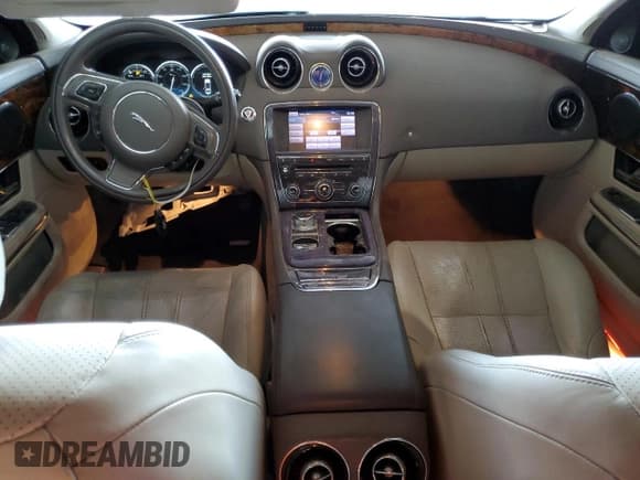 ✅ 2013 Jaguar XJ • VIN: SAJWA1C73D8V40604 • Лот: 71858365. Опубликован ранее на Copart с пробегом 103 006 миль. Бесплатный доступ к архиву аукционных продаж из США и подробный отчёт об истории автомобиля на DreamBid. Изображение 8.