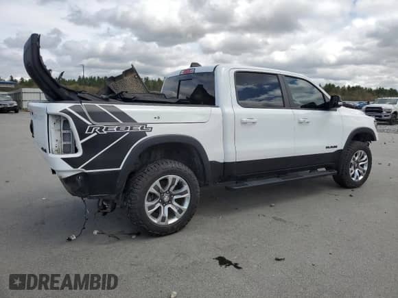 2020 Ram 1500 Rebel z VIN 1C6SRFLM1LN230872, wystawiony jako Copart lot #55671585 z przebiegiem 97 202 mil mil oraz Szkoda całkowita • Salvage title. Historia ofert i sprzedaży dostępna na DreamBid. Obrazek 3.