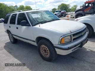 ✅ 1996 Chevrolet Blazer • VIN: 1GNDT13W8T2185929 • Lot: 43297854. Wystawiony na IAAI z przebiegiem 182 430 mil. Bezpłatny archiwum sprzedaży aukcyjnych z USA i szczegółowy raport historii pojazdu na DreamBid. Zdjęcie 1.