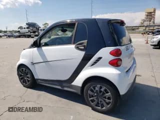 ✅ 2015 Smart fortwo Passion • VIN: WMEEJ3BAXFK820031 • Lot: 73051554. Wystawiony na Copart z przebiegiem Nie podano. Bezpłatny archiwum sprzedaży aukcyjnych z USA i szczegółowy raport historii pojazdu na DreamBid. Zdjęcie 2.