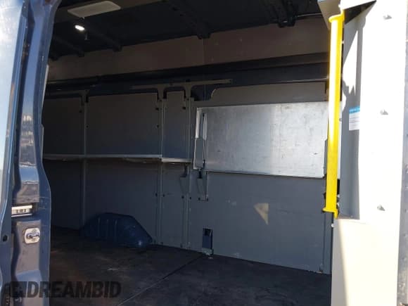 ✅ 2020 Ford Transit Cargo • VIN: 1FTBR3X84LKA47889 • Lot: 43377978. Wystawiony na IAAI z przebiegiem 54 497 mil. Bezpłatny archiwum sprzedaży aukcyjnych z USA i szczegółowy raport historii pojazdu na DreamBid. Zdjęcie 8.