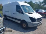 ✅ 2012 Mercedes-Benz Sprinter Cargo • VIN: WD3PE8CB5C5710802 • Lot: 43270286. Wystawiony na IAAI z przebiegiem 304 265 mil. Bezpłatny archiwum sprzedaży aukcyjnych z USA i szczegółowy raport historii pojazdu na DreamBid. Zdjęcie 1.