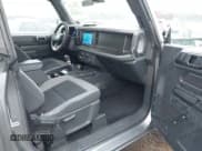 ✅ 2022 Ford Bronco • VIN: 1FMDE5AH2NLB02163 • Lot: 43746223. Wystawiony na IAAI z przebiegiem 34 728 mil. Bezpłatny archiwum sprzedaży aukcyjnych z USA i szczegółowy raport historii pojazdu na DreamBid. Zdjęcie 5.