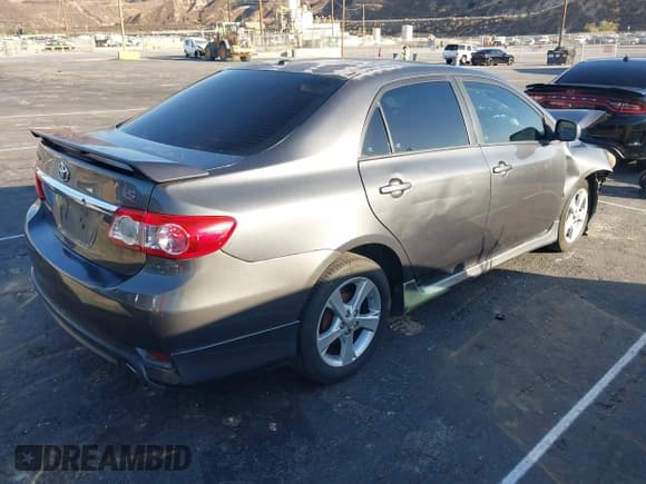 ✅ 2011 Toyota Corolla L • VIN: 2T1BU4EE8BC692879 • Lot: 43373805. Wystawiony na IAAI z przebiegiem Nie podano. Bezpłatny archiwum sprzedaży aukcyjnych z USA i szczegółowy raport historii pojazdu na DreamBid. Zdjęcie 4.