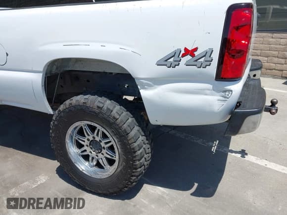 ✅ 2005 Chevrolet Silverado 2500HD LS • VIN: 1GCHK23U35F803784 • Lot: 42185294. Wystawiony na IAAI z przebiegiem 205 539 mil. Bezpłatny archiwum sprzedaży aukcyjnych z USA i szczegółowy raport historii pojazdu na DreamBid. Zdjęcie 6.