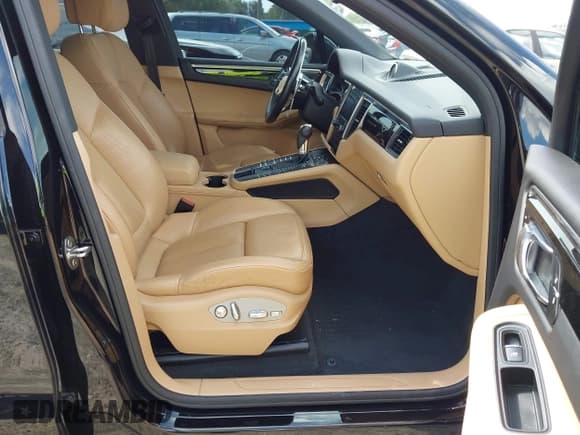 ✅ 2018 Porsche Macan • VIN: WP1AA2A56JLB07818 • Lot: 42976514. Listed on IAAI with 60,173 mi. Free auction sales archive from the USA and detailed vehicle history report at DreamBid. Image 5.