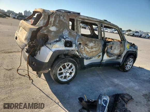 ✅ 2020 Jeep Renegade Latitude • VIN: ZACNJABBXLPL43675 • Lot: 86631805. Wystawiony na Copart z przebiegiem Nie podano. Bezpłatny archiwum sprzedaży aukcyjnych z USA i szczegółowy raport historii pojazdu na DreamBid. Zdjęcie 3.