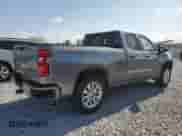 2021 Chevrolet Silverado 1500 Custom z VIN 1GCRYBEH2MZ106266, wystawiony jako Copart lot #51150405 z przebiegiem 53 664 mil mil oraz Szkoda całkowita • Salvage title. Historia ofert i sprzedaży dostępna na DreamBid. Obrazek 3.