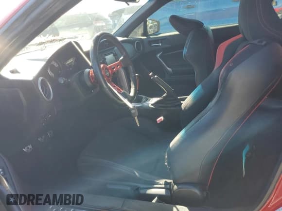 ✅ 2015 Scion FR-S • VIN: JF1ZNAA1XF9705484 • Lot: 82554355. Wystawiony na Copart z przebiegiem 118 403 mil. Bezpłatny archiwum sprzedaży aukcyjnych z USA i szczegółowy raport historii pojazdu na DreamBid. Zdjęcie 7.