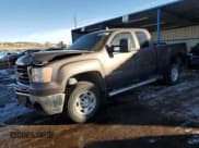 ✅ 2008 GMC Sierra 2500HD SLE1 • VIN: 1GTHK29K18E137766 • Лот: 42355805. Опубликован ранее на Copart с пробегом 104 599 миль. Бесплатный доступ к архиву аукционных продаж из США и подробный отчёт об истории автомобиля на DreamBid. Изображение 1.