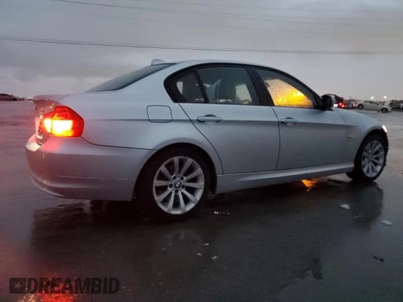 ✅ 2011 BMW 3 Series 328i • VIN: WBAPH5G59BNM75316 • Lot: 93715345. Wystawiony na Copart z przebiegiem 94 510 mil. Bezpłatny archiwum sprzedaży aukcyjnych z USA i szczegółowy raport historii pojazdu na DreamBid. Zdjęcie 3.