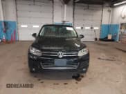 ✅ 2011 Volkswagen Touareg Sport • VIN: WVGFF9BP5BD001093 • Lot: 41916995. Listed on IAAI with 127,478 mi. Free auction sales archive from the USA and detailed vehicle history report at DreamBid. Image 6.