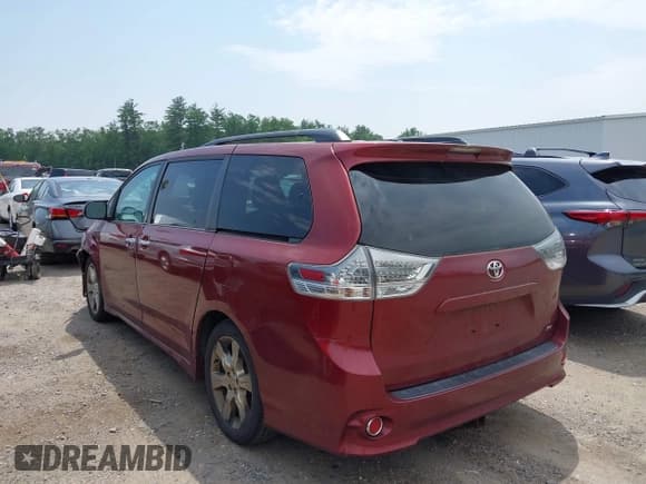 ✅ 2013 Toyota Sienna SE • VIN: 5TDXK3DC1DS319134 • Lot: 42481811. Listed on IAAI with 236,771 mi. Free auction sales archive from the USA and detailed vehicle history report at DreamBid. Image 3.