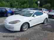 2008 Hyundai Tiburon GS z VIN KMHHM66D48U280817, wystawiony jako IAAI lot #42531632 z przebiegiem Nie podano mil oraz . Historia ofert i sprzedaży dostępna na DreamBid. Obrazek 2.