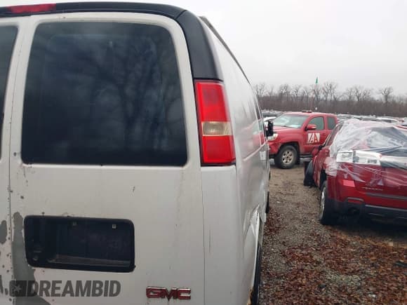 ✅ 2005 GMC Savana Cargo • VIN: 1GTGG25V751246085 • Lot: 41207468. Wystawiony na IAAI z przebiegiem 157 375 mil. Bezpłatny archiwum sprzedaży aukcyjnych z USA i szczegółowy raport historii pojazdu na DreamBid. Zdjęcie 4.