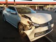 ✅ 2017 Volkswagen Passat S • VIN: 1VWAT7A33HC019579 • Lot: 42889382. Wystawiony na IAAI z przebiegiem 55 544 mil. Bezpłatny archiwum sprzedaży aukcyjnych z USA i szczegółowy raport historii pojazdu na DreamBid. Zdjęcie 1.