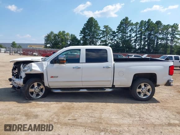 ✅ 2017 Chevrolet Silverado 2500HD LT • VIN: 1GC1KVEY9HF181540 • Lot: 43017957. Listed on IAAI with 198,394 mi. Free auction sales archive from the USA and detailed vehicle history report at DreamBid. Image 14.