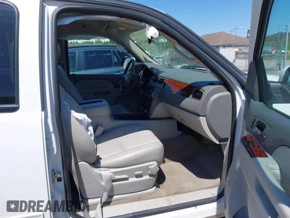 2014 Chevrolet Suburban LT z VIN 1GNSKJE70ER202460, wystawiony jako IAAI lot #42090452 z przebiegiem 181 450 mil mil oraz . Historia ofert i sprzedaży dostępna na DreamBid. Obrazek 5.