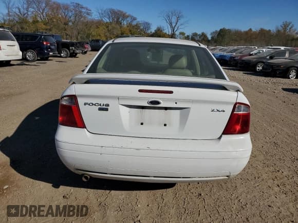 ✅ 2006 Ford Focus S • VIN: 1FAHP34N06W171378 • Lot: 91897495. Wystawiony na Copart z przebiegiem 179 059 mil. Bezpłatny archiwum sprzedaży aukcyjnych z USA i szczegółowy raport historii pojazdu na DreamBid. Zdjęcie 6.